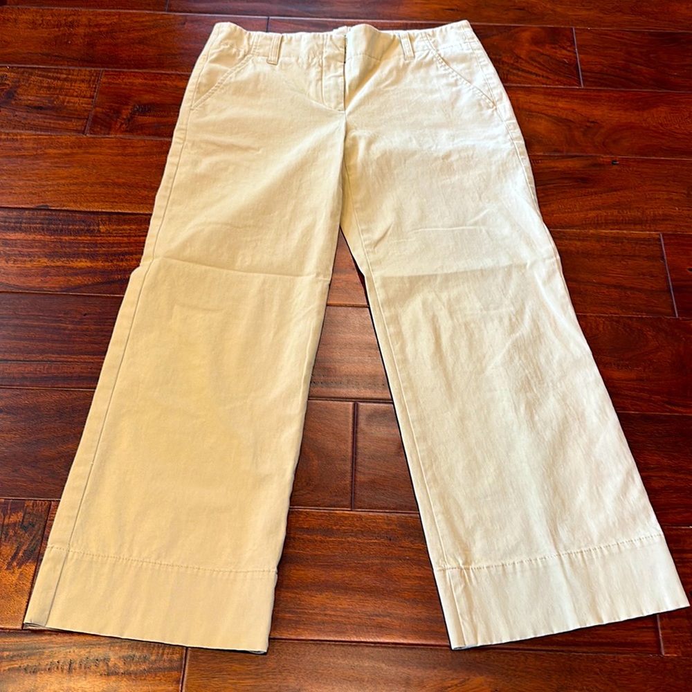 THEORY size 6 cream color capri khakis in new condition